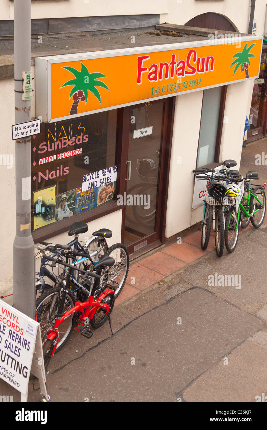 La concia Fantasun shop e le riparazioni della bici in Cambridge , Cambridgeshire , Inghilterra , Inghilterra , Regno Unito Foto Stock
