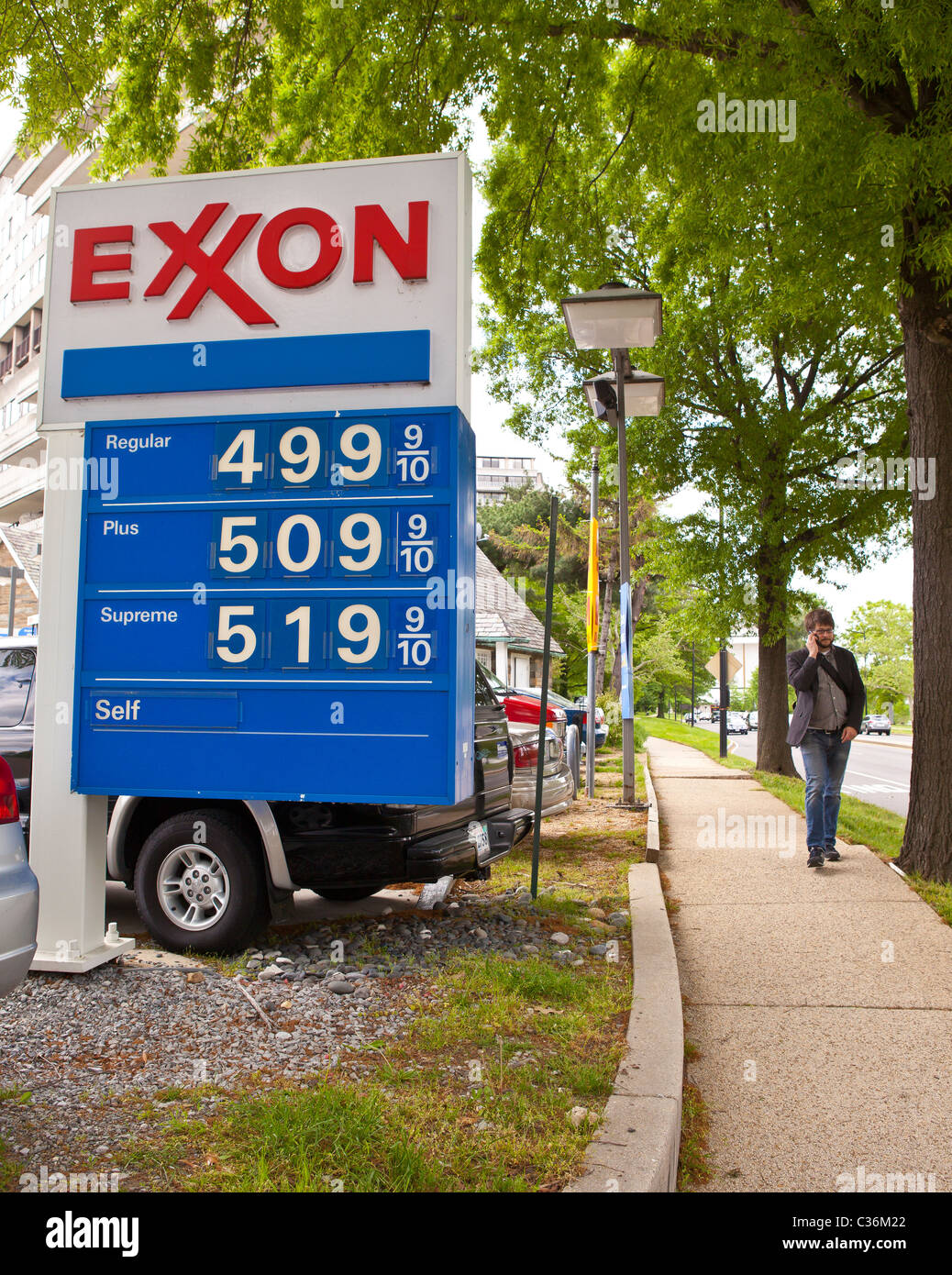 WASHINGTON DC, Stati Uniti d'America - prezzo benzina segno a Exxon una stazione di servizio per il 29 aprile 2011. Cinque Dollari per gallone di gas. Foto Stock