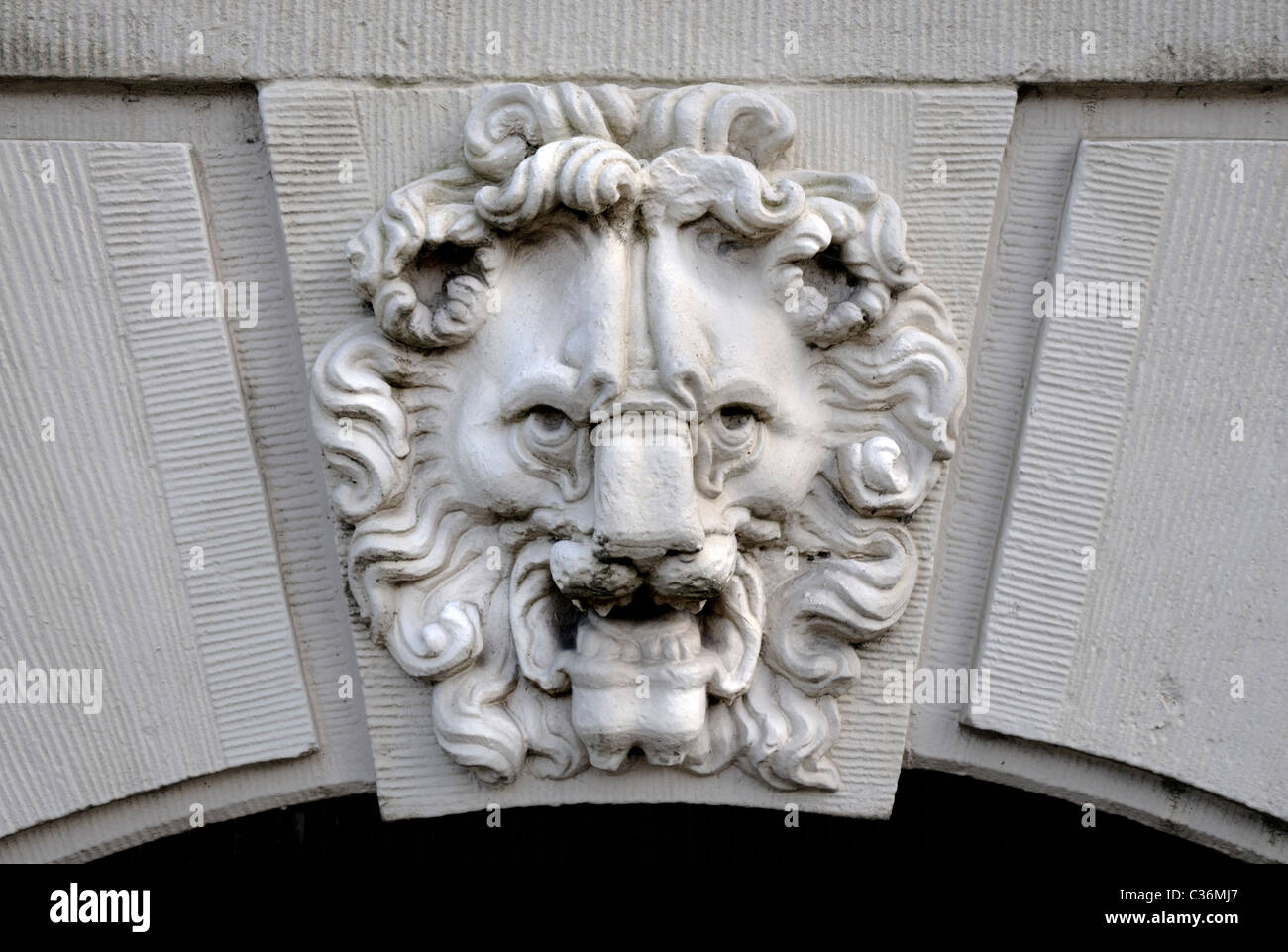 Amsterdam, Paesi Bassi. Pietra scolpita dettagli della facciata del Comeniushuis Foto Stock