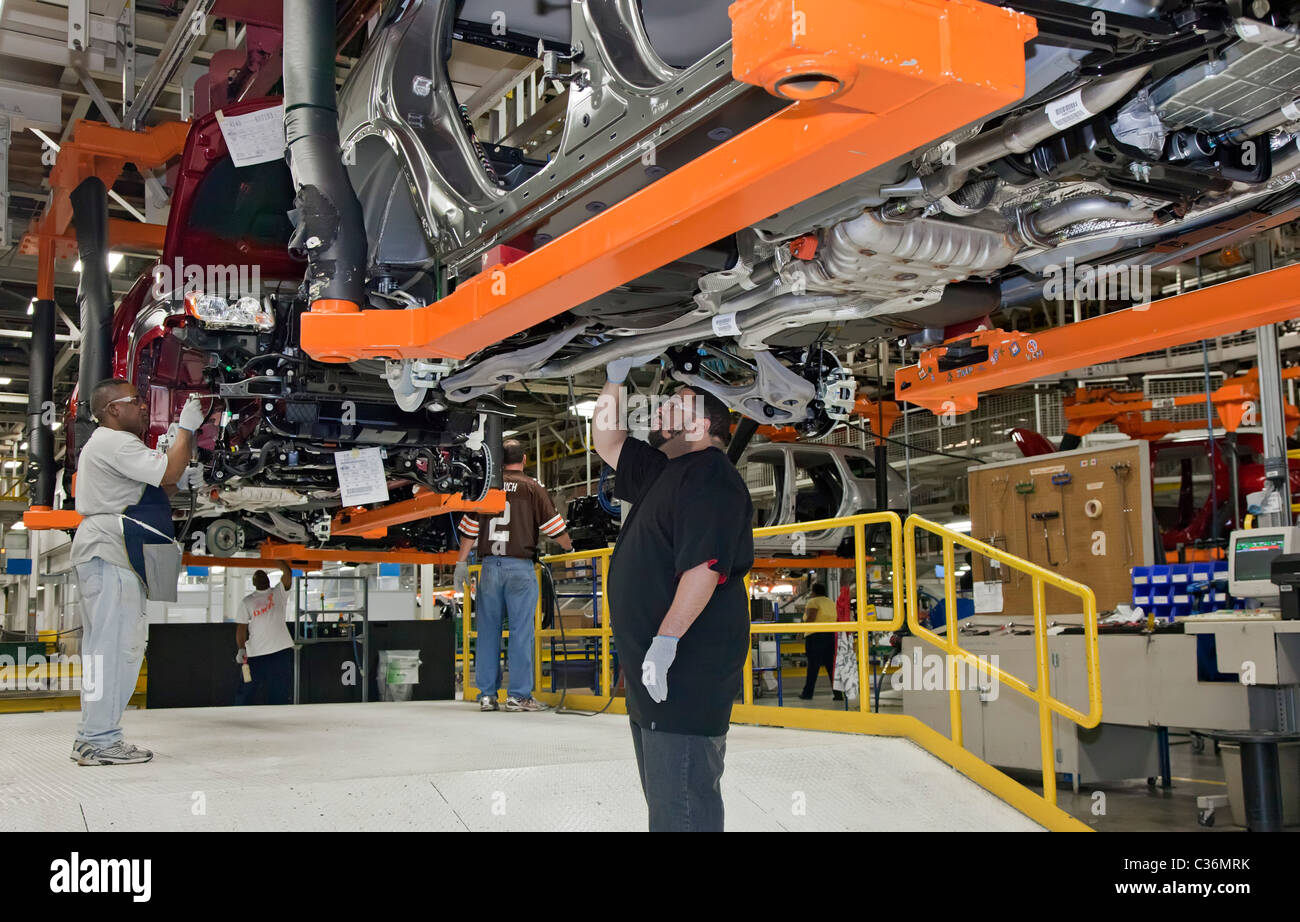 Detroit, Michigan - Lavoratori sulla linea di montaggio a Chrysler's Jefferson nord dello stabilimento di assemblaggio. Foto Stock