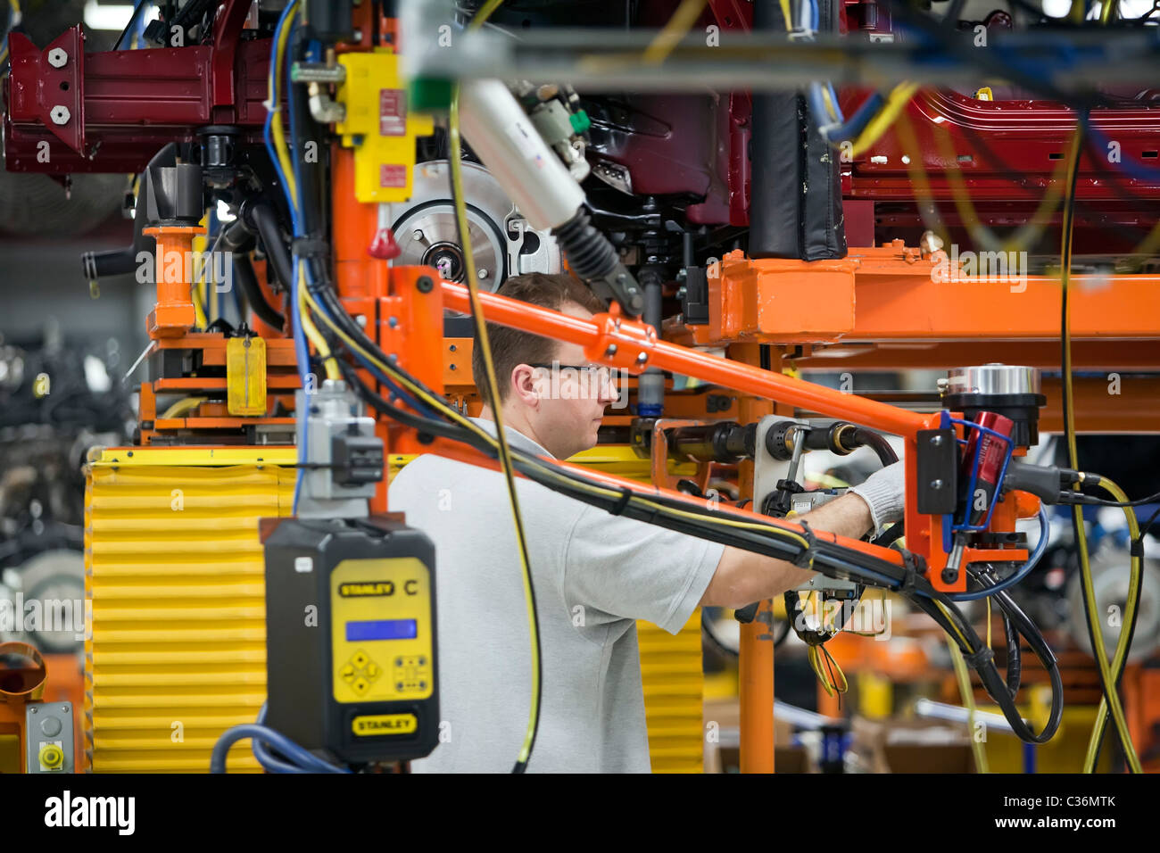 Detroit, Michigan - un lavoratore su una linea di assemblaggio di Chrysler di Jefferson nord dello stabilimento di assemblaggio. Foto Stock