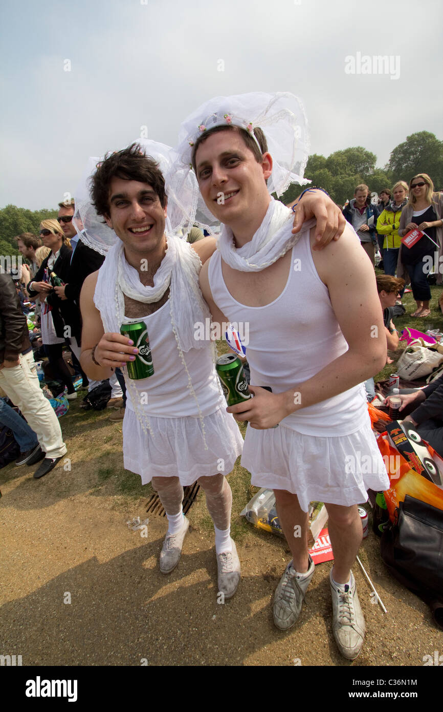Royal wedding cross dressing, travestite cross dressing maschili vestiti da spose lattine di lager, Hyde Park, Londra, Regno Unito Foto Stock