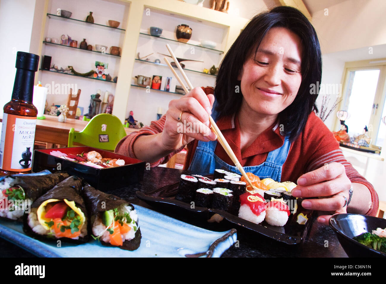 Miyuki Sedohara a casa a Chipping Norton in esecuzione giapponese corsi di cucina Foto Stock