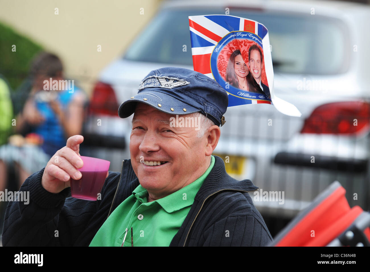 Ricky Patino di età compresa tra i 71 la tostatura la coppia reale ad un matrimonio Street party in strada superiore, Madeley, Telford. Foto Stock