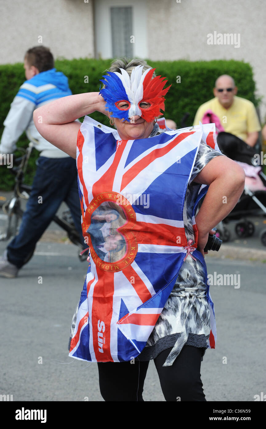 Donna drappeggiati in Union Jack Flag a Royal Wedding Street party in strada superiore, Madeley, Telford. Foto Stock
