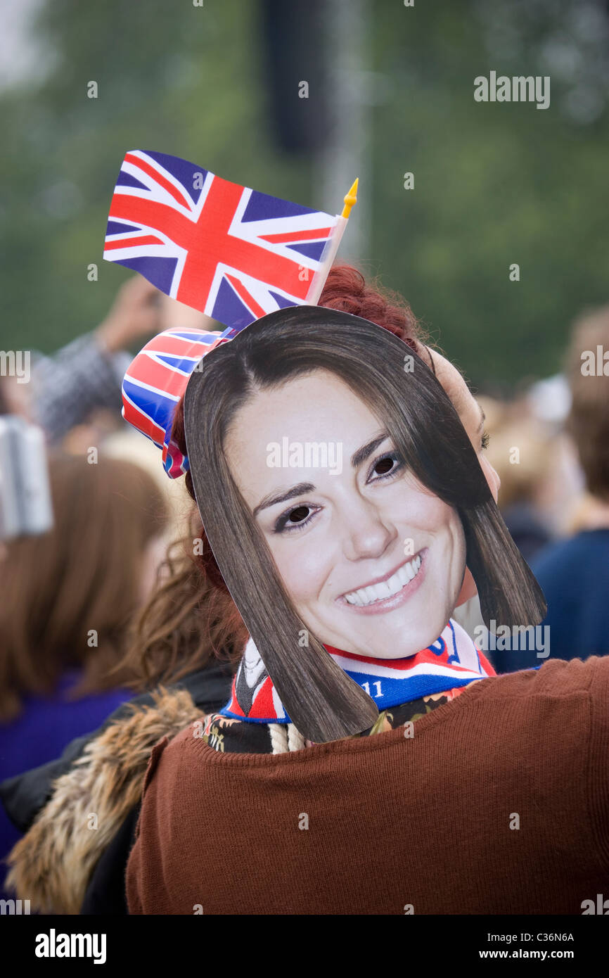 Matrimonio reale, Hyde Park Londra Regno Unito. Reveller indossa la maschera di Katie Middleton in mezzo alla folla, durante i festeggiamenti Foto Stock