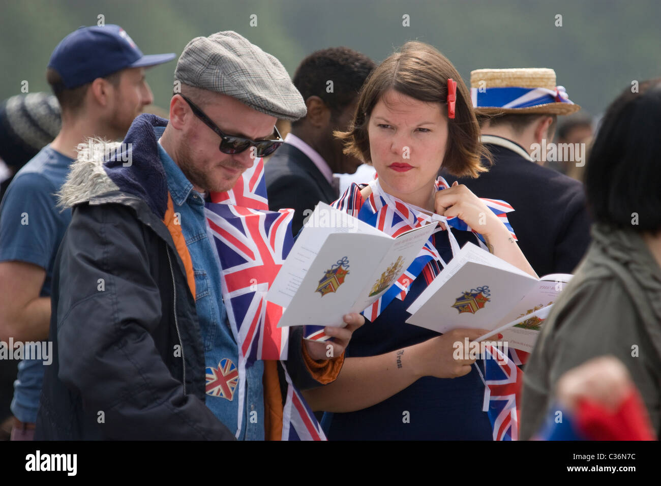 Matrimonio reale regno unito, festeggiatori che indossano Union Jack, programma di lettura bandiera Union, durante le celebrazioni Hyde Park Londra Regno Unito Foto Stock