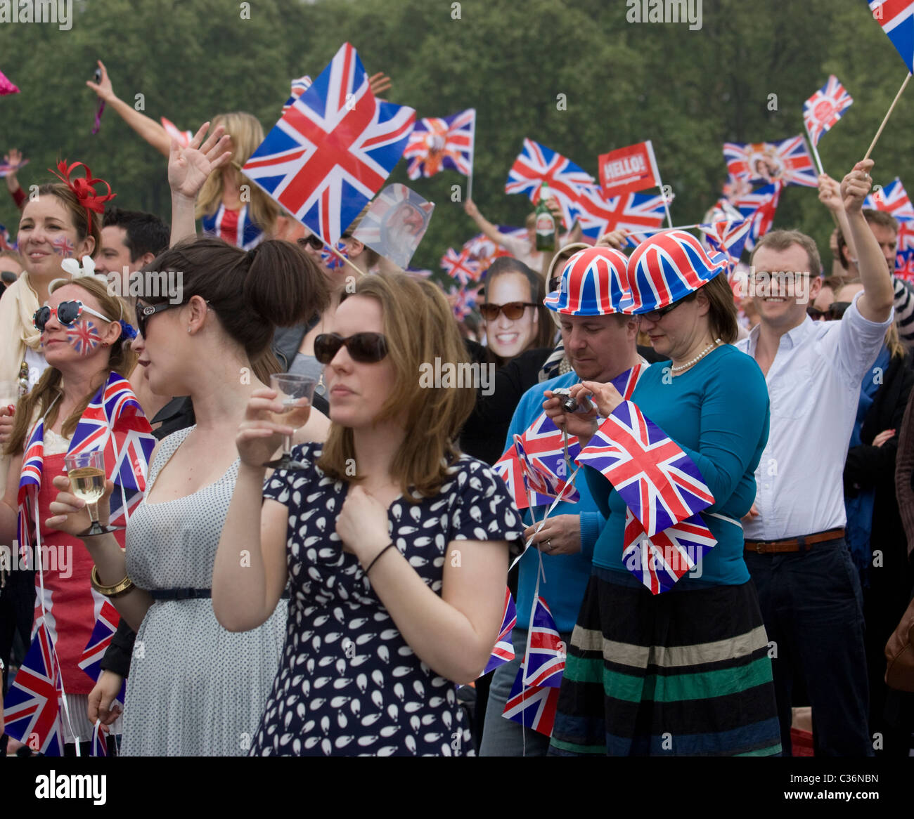 Celebrazione di nozze reali con bandiere e cappelli union Jack a Hyde Park Londra Regno Unito Foto Stock