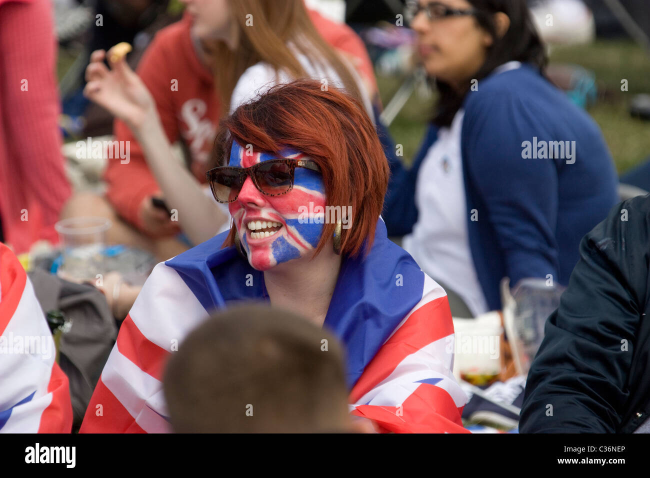 Celebratore di matrimoni reali con il volto di union Jack pitture drappeggiate nella bandiera di union Jack Hyde Park, Londra, Regno Unito Foto Stock