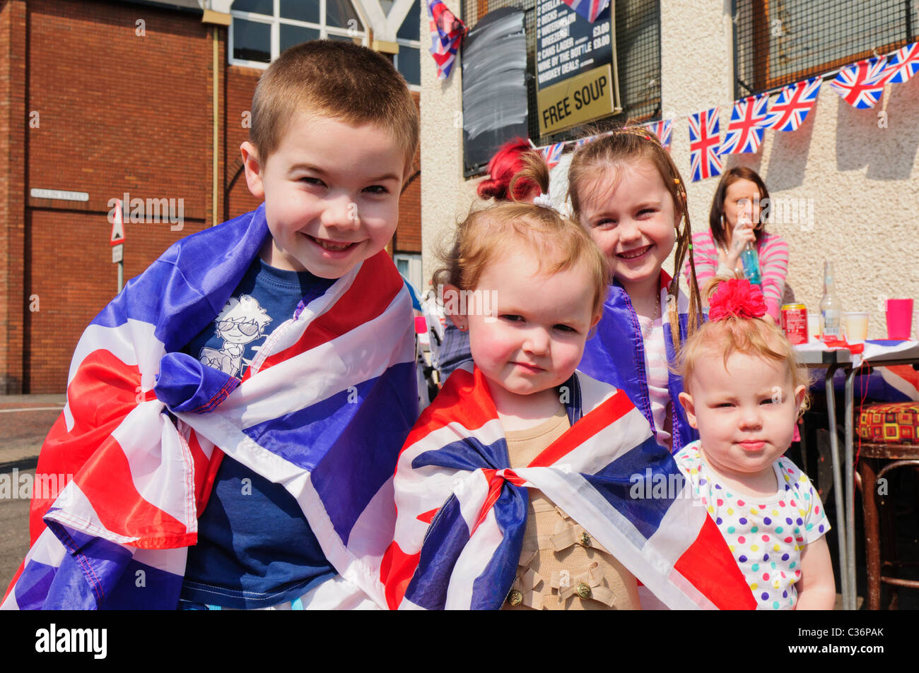 I bambini sulla Shankill Road, Belfast, usura Unione martinetti per celebrare le nozze reali Foto Stock