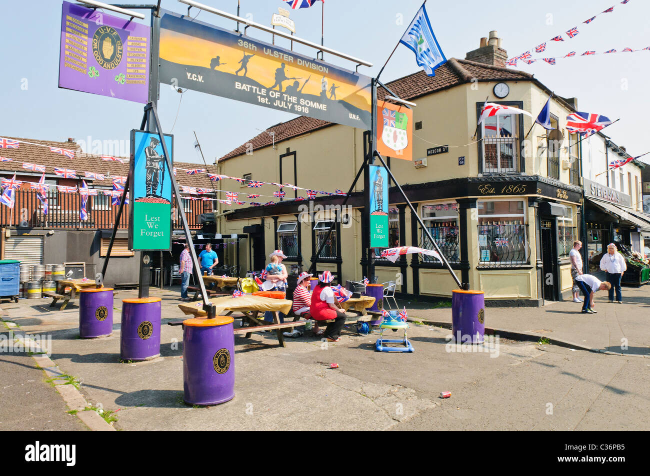 Il Rex Bar, Shankill Road, Belfast, popolare con i membri dell'UVF. Foto Stock