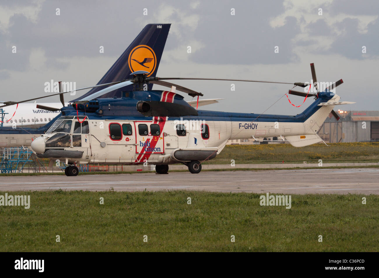 Heli-Union Super Puma elicottero parcheggiato sul terreno Foto Stock