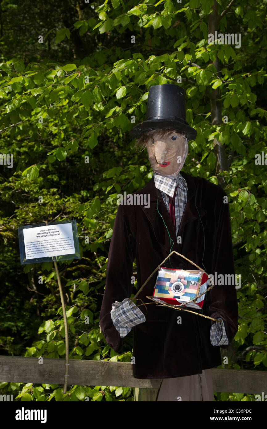 Effigie di un cattivo matrimonio cameraman o fotografo presso il Wray Spaventapasseri annuale e la festa del villaggio, Lancaster, Lancashire, Regno Unito Foto Stock