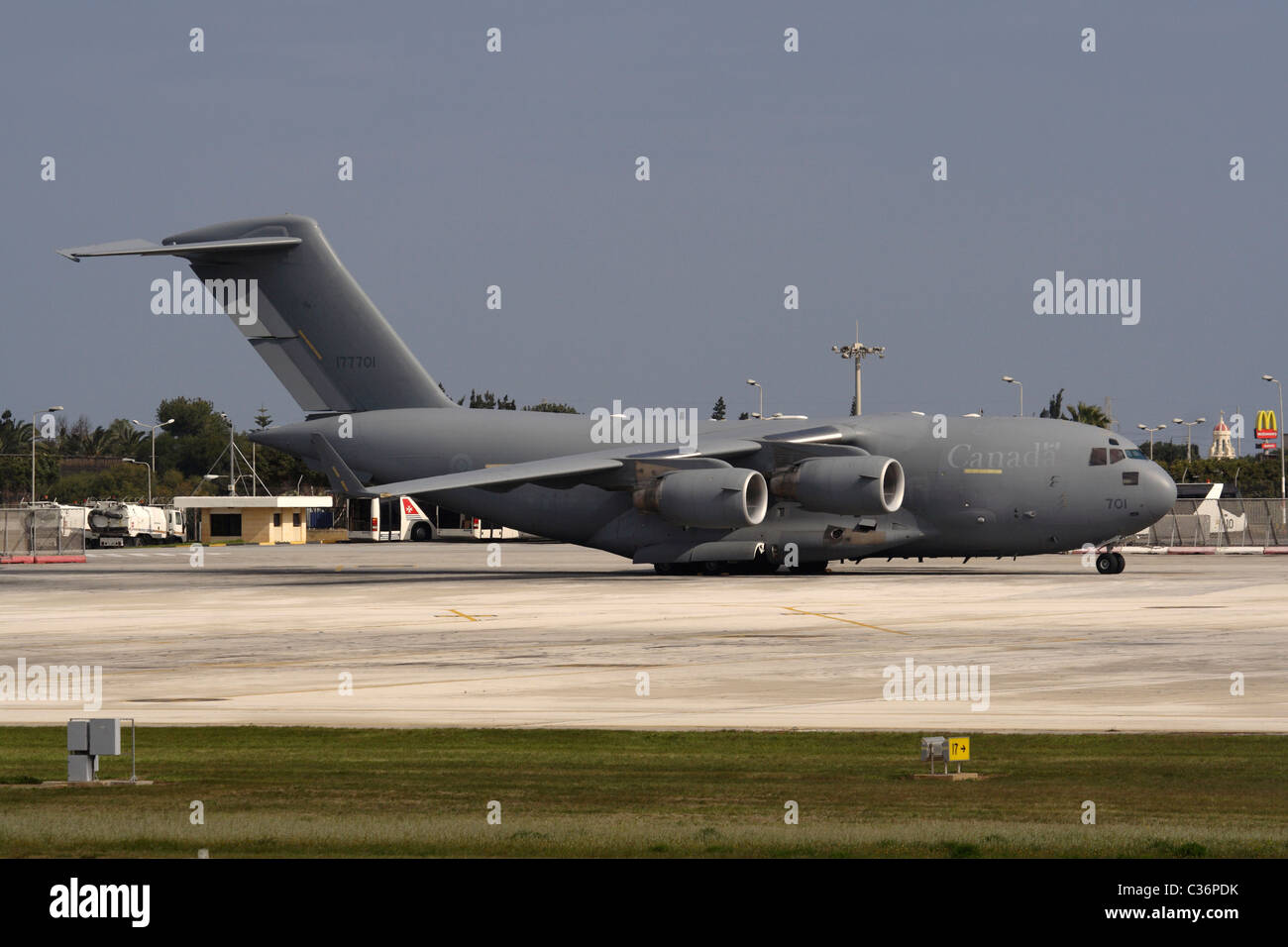 Forze canadesi Boeing C-17A Globemaster III per il trasporto militare jet sul terreno Foto Stock