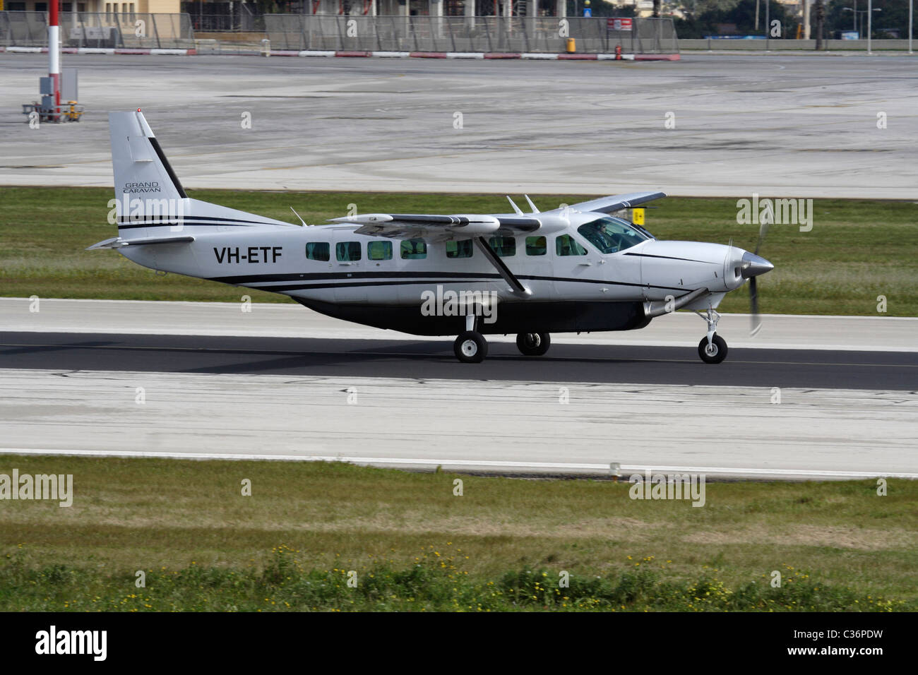 Cessna 208B Grand Caravan a singolo motore a turboelica " commuters " rullaggio sulla pista prima della partenza da Malta Foto Stock