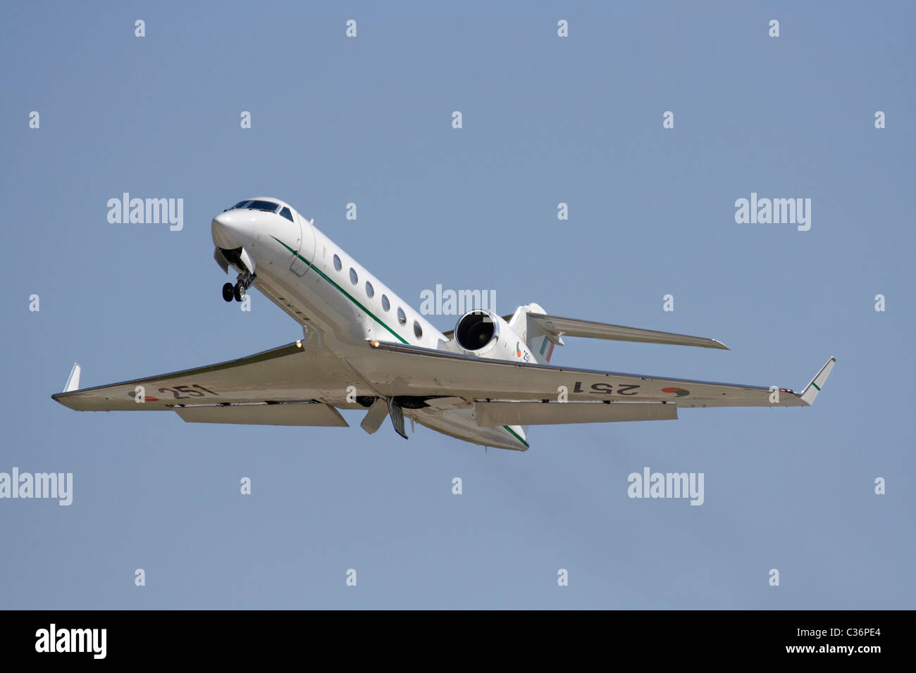 Gulfstream IV, utilizzato in un ruolo di trasporto VIP ufficiale dal corpo aereo irlandese, in volo al decollo Foto Stock