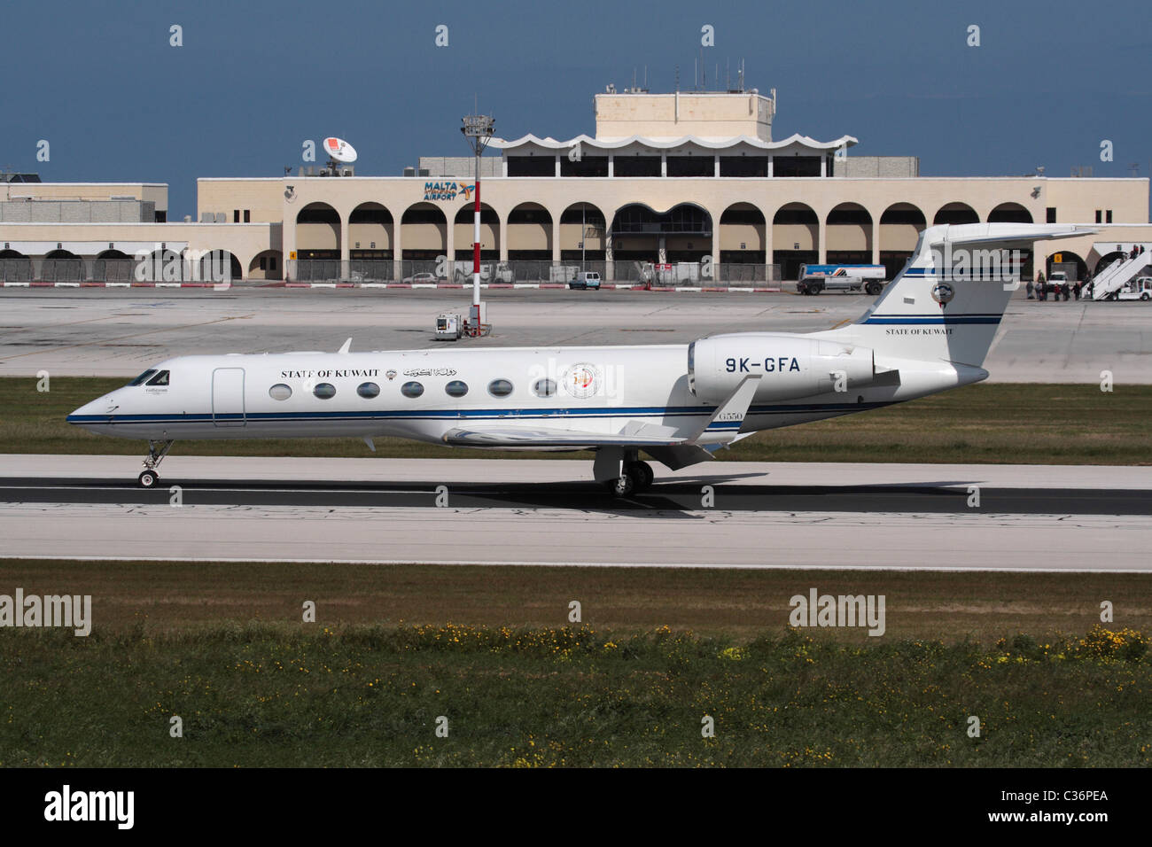 Gulfstream G550, utilizzato in un ruolo di trasporto VIP ufficiale dal governo del Kuwait, all'arrivo a Malta Foto Stock