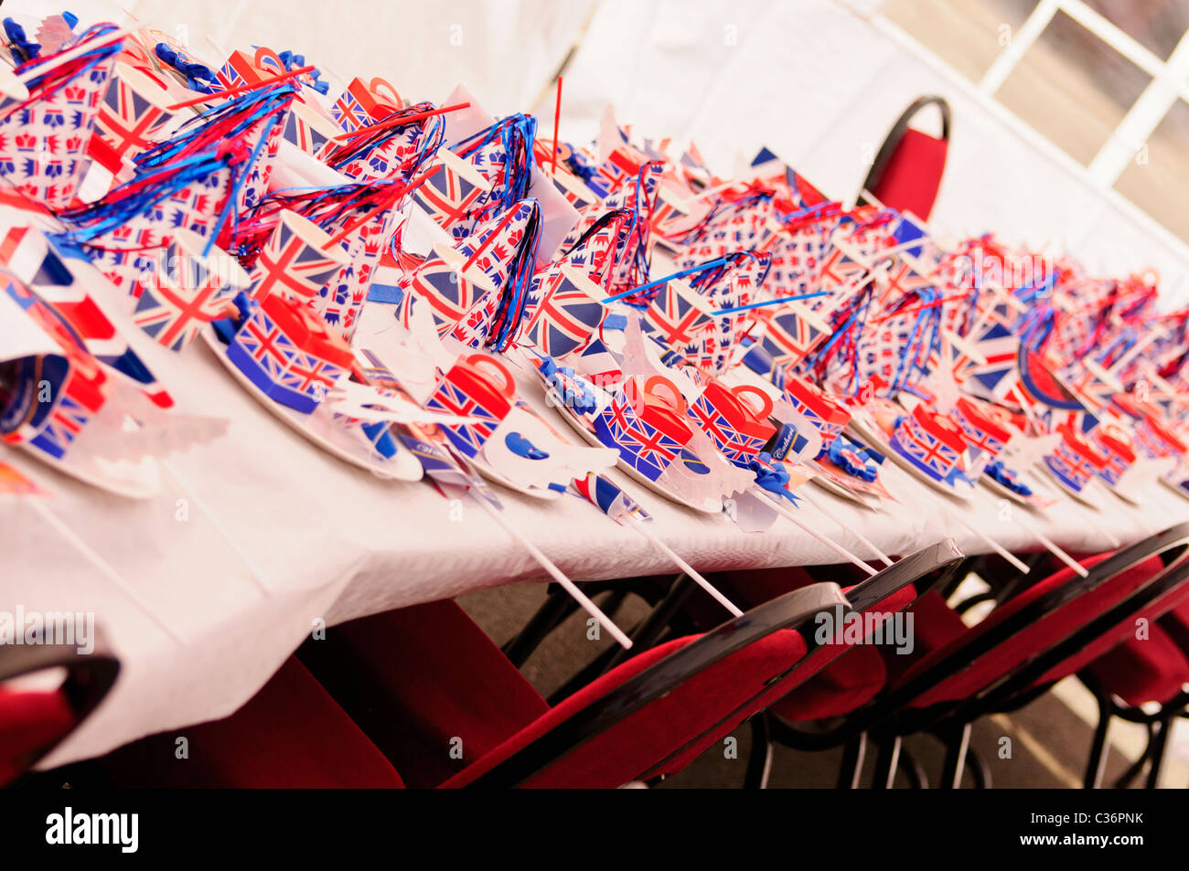 Lunghi tavoli con rosso, bianco e blu gli accessori di altri produttori a un evento reale partito di strada Foto Stock
