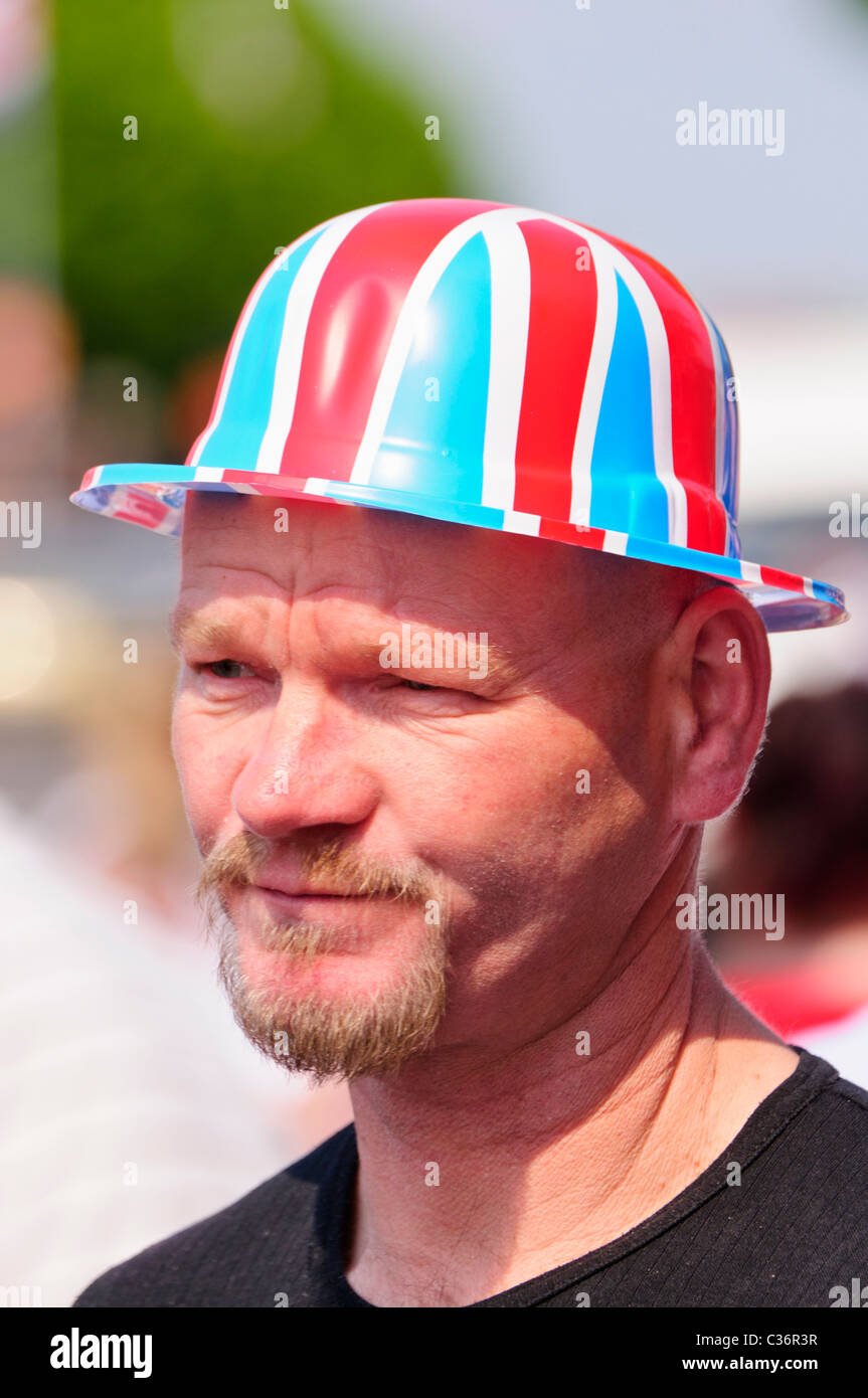 L uomo indossa un raccordo in plastica Jack Bowler cappello Foto Stock