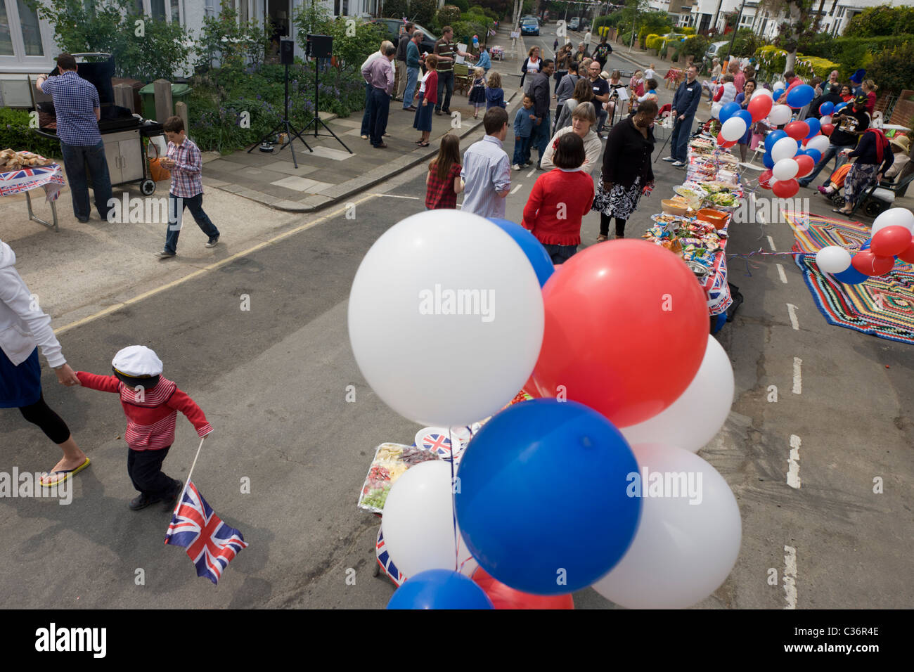 Una strada parte detenute da vicini nel sud di Londra per celebrare le nozze reali del principe William e Kate Middleton. Foto Stock