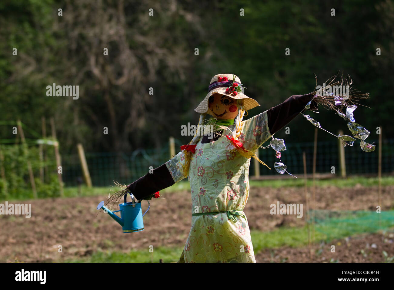 Agricola femminile spaventapasseri indossando abito fluente in campo al Wray Scarecrows annuale e il villaggio di festa Evento, Lancaster, Lancashire, Regno Unito Foto Stock
