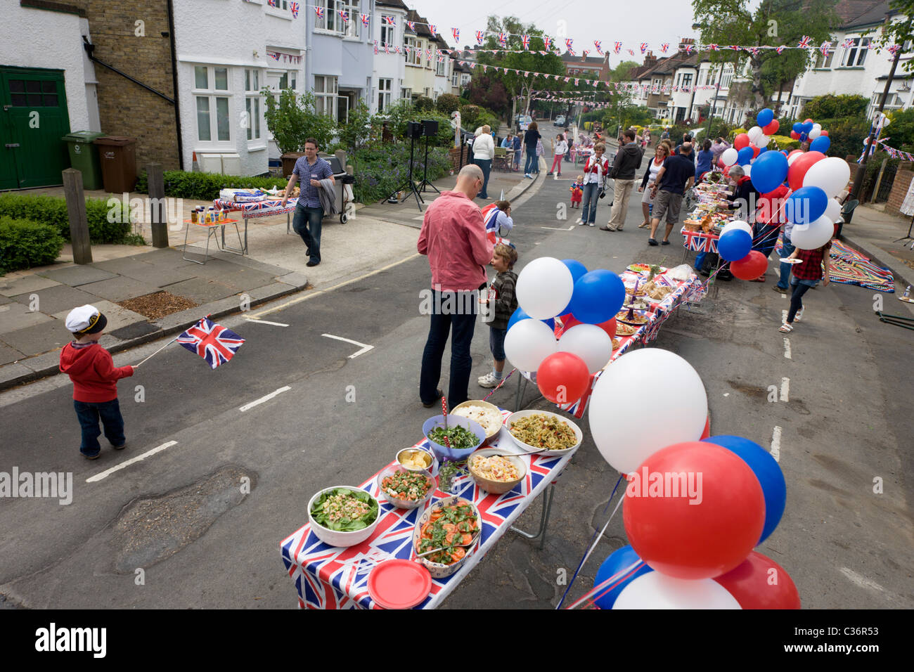 Una strada parte detenute da vicini nel sud di Londra per celebrare le nozze reali del principe William e Kate Middleton. Foto Stock