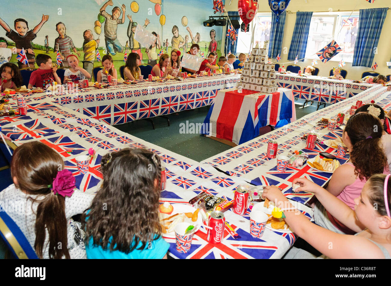 La tabella è definita in corrispondenza di una sezione Comunità centro di Shankill Road per i bambini a un tradizionale British street party per celebrare un evento reale Foto Stock