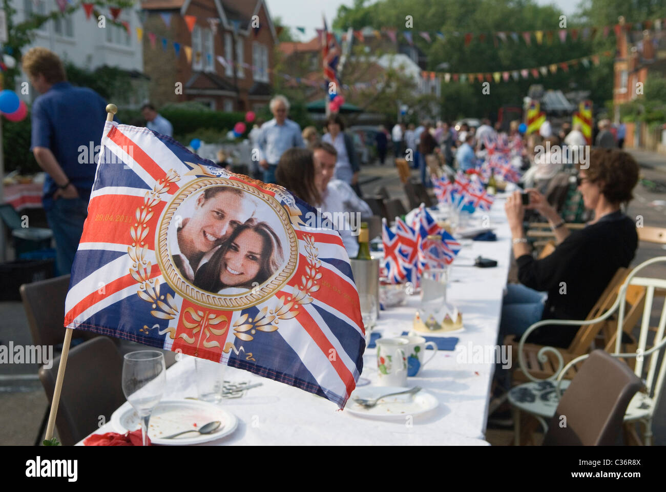 Royal Wedding Street Party. Barnes, Londra. Il Principe William e Catherine Kate Middleton souvenir Union Jack Flag. Aprile 29 2011. OMERO SYKES Foto Stock