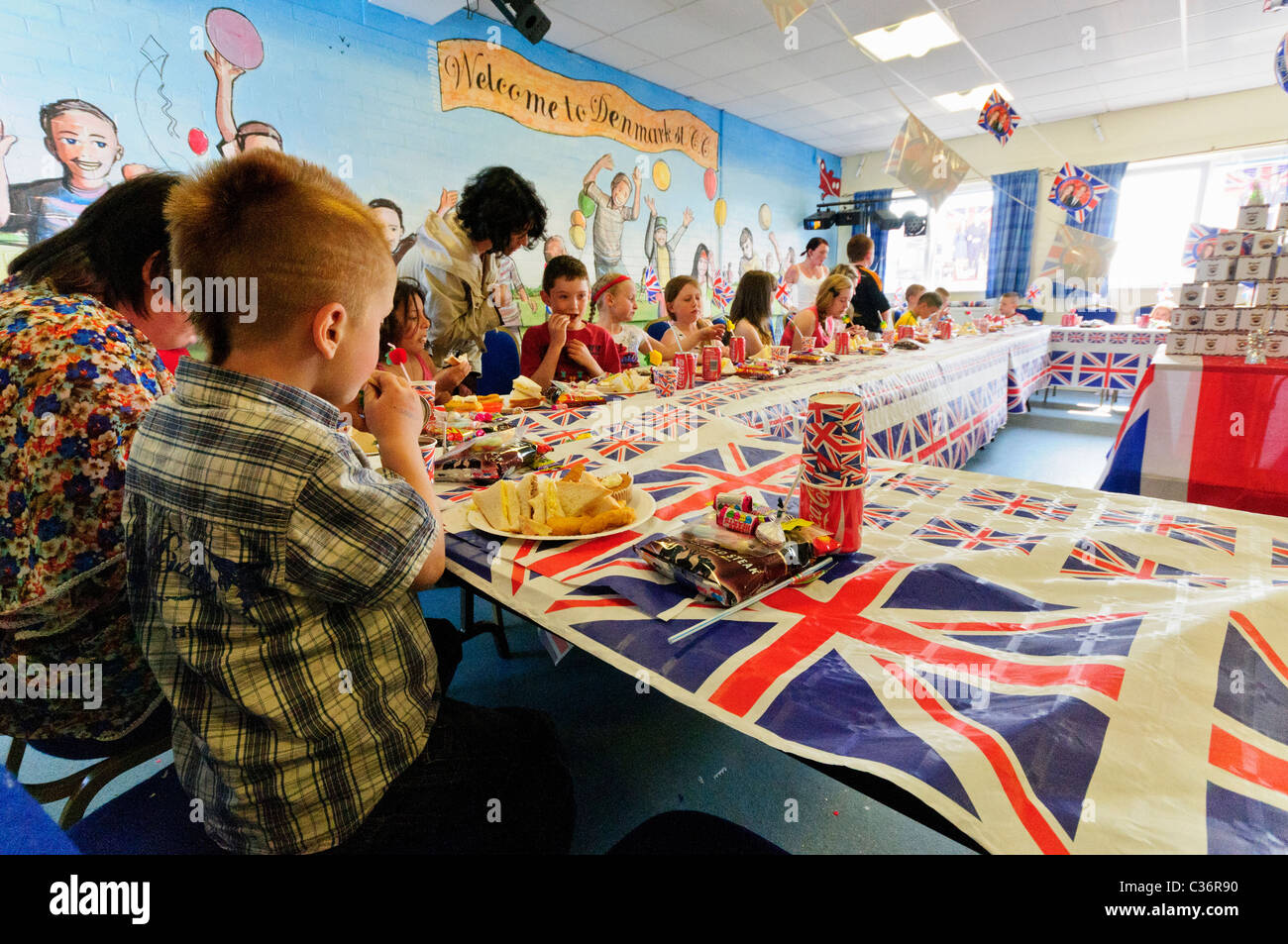 La tabella è definita in corrispondenza di una sezione Comunità centro di Shankill Road per i bambini a un tradizionale British street party per celebrare un evento reale Foto Stock