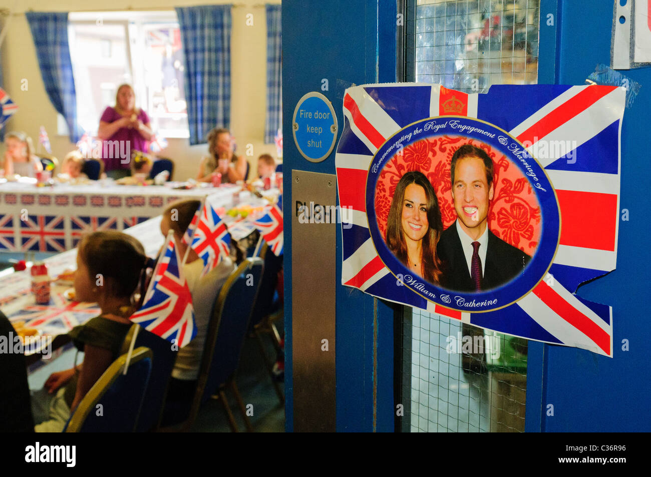 Attraversare il centro comunitario di Shankill Road celebra il Royal Wedding. Foto Stock