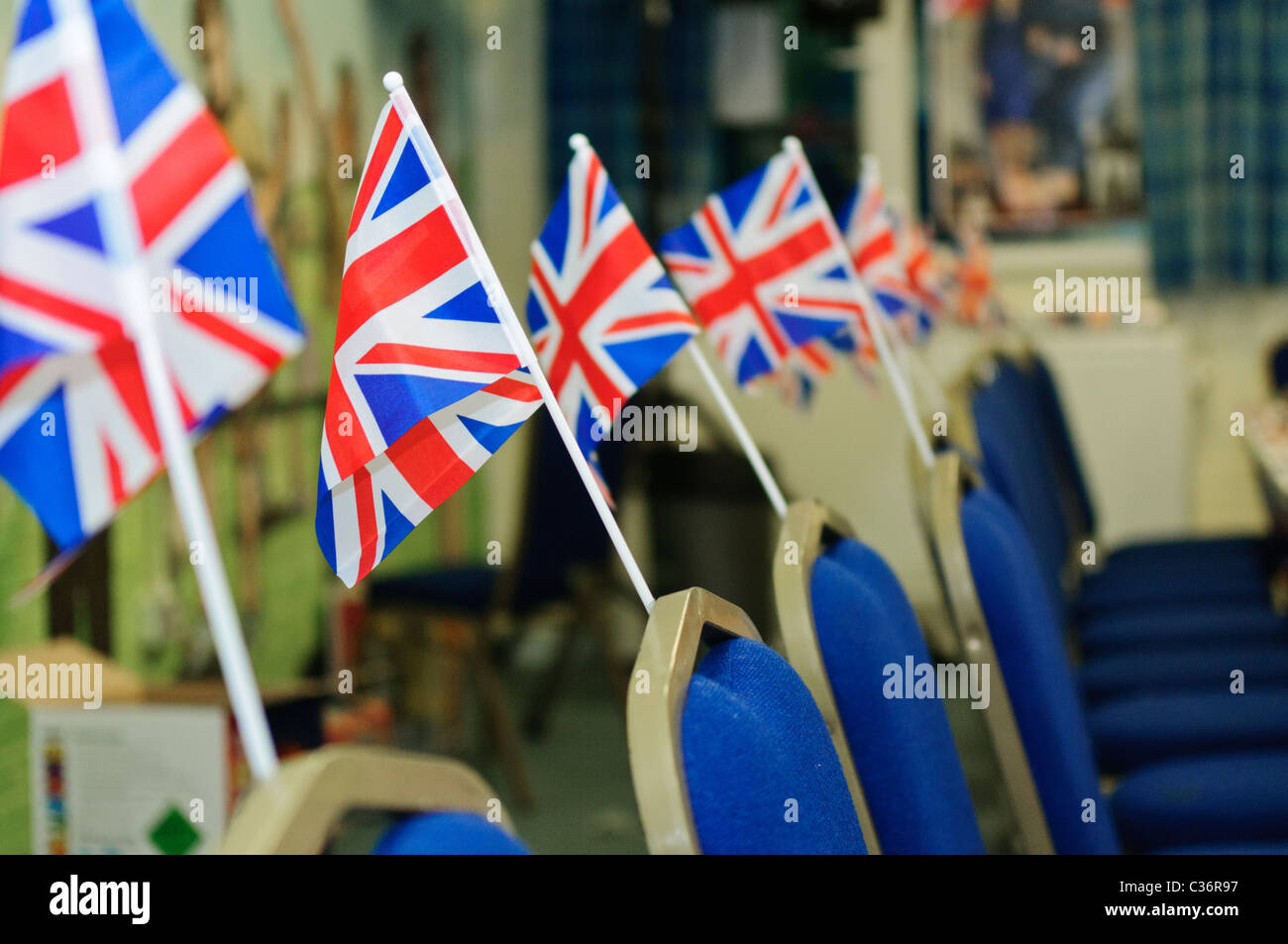 Union Jack Flag sul dorso di un certo numero di sedie Foto Stock