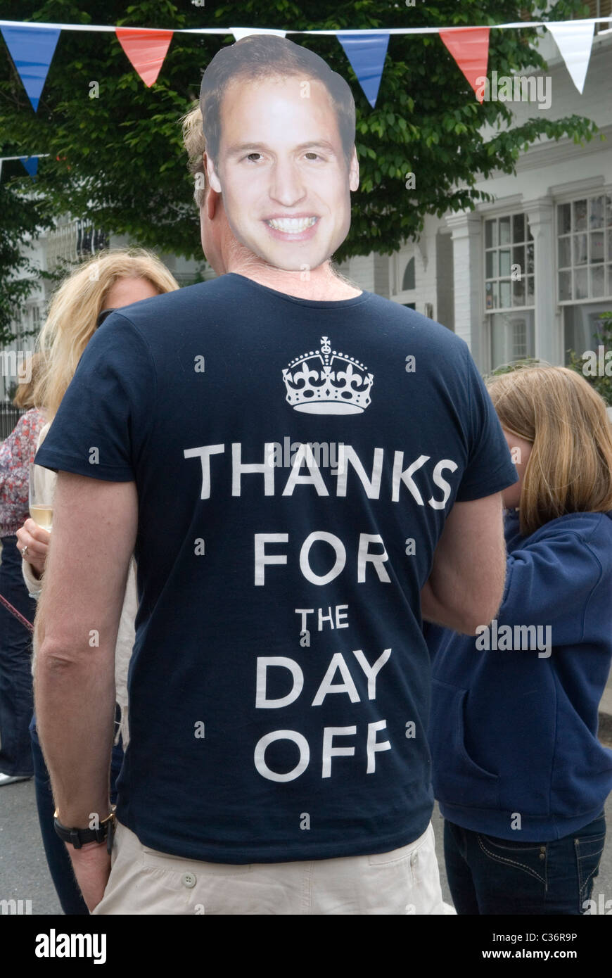 Royal Wedding Street Party. Chelsea, Londra. Grazie per la maglietta souvenir di Day Off Royal e la maschera Prince William. Regno Unito 29 aprile 2011. 2010 UK HOMER SYKES Foto Stock
