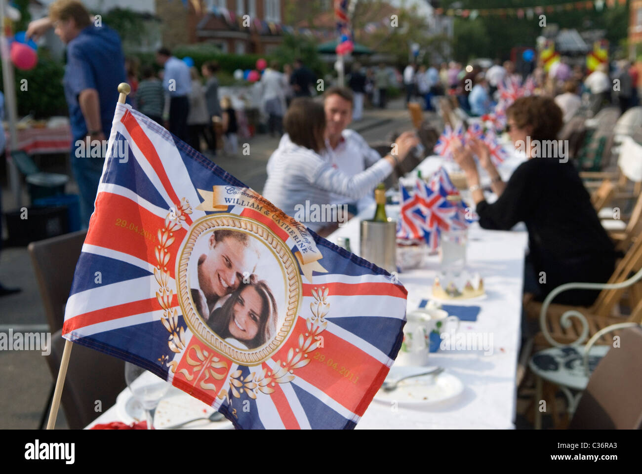 Royal Wedding Street Party. Barnes di Londra. Il principe William e Catherine souvenir Union Jack Flag. Il 29 aprile 2011. HOMER SYKES Foto Stock