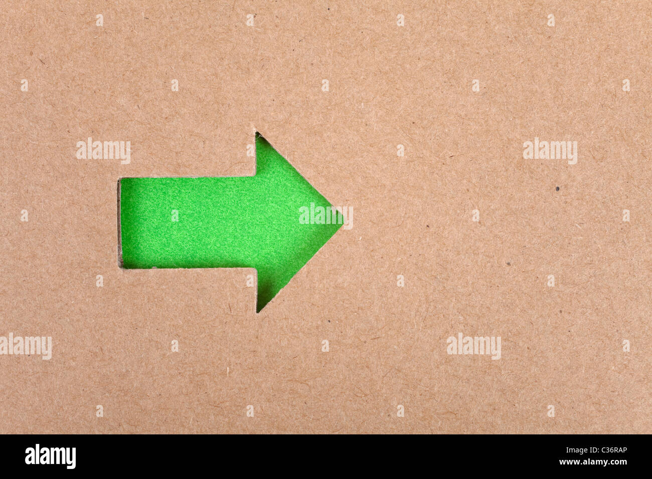 Segno di freccia e il cartone per lo sfondo Foto Stock