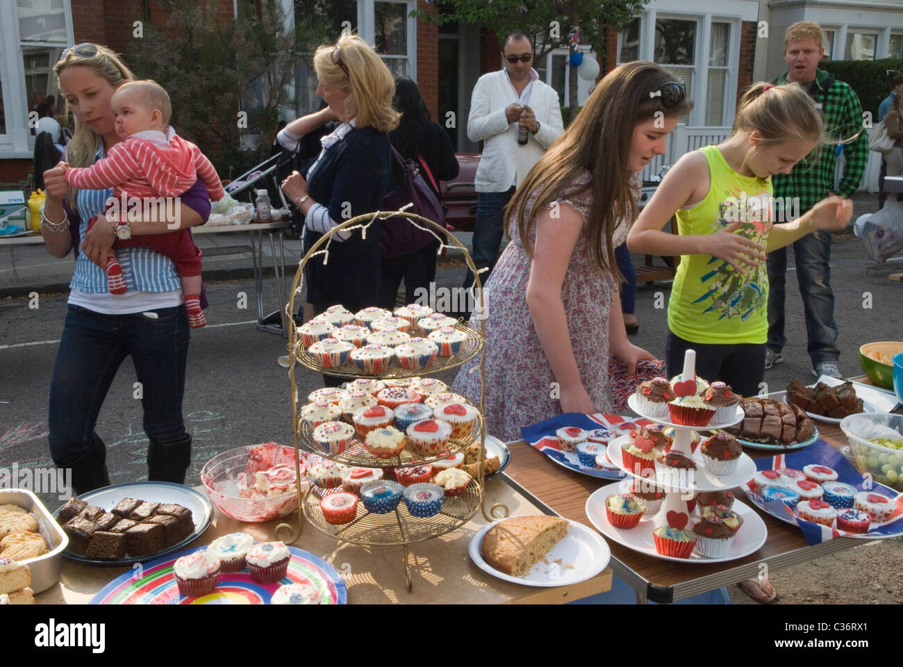 Parte il cibo fatto in casa 'Coppa torte" decorata con cuori rossi e Union Jack Flag in inglese. Royal Wedding Street Party. HOMER SYKES Foto Stock
