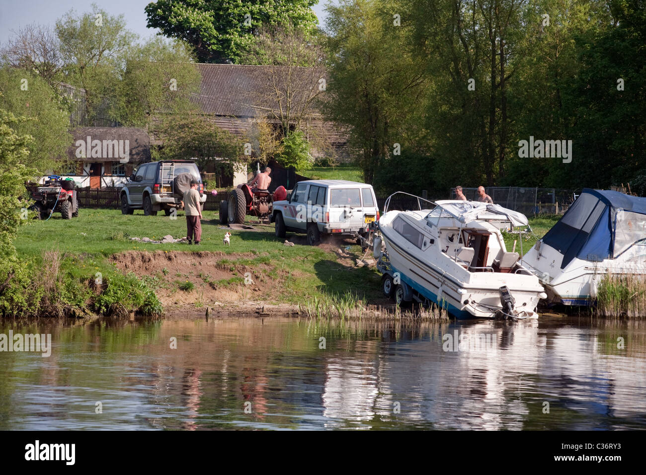 Cercando di ottenere una barca al di fuori dell'acqua, il fiume il Tamigi a Wallingford, Oxfordshire, Regno Unito Foto Stock