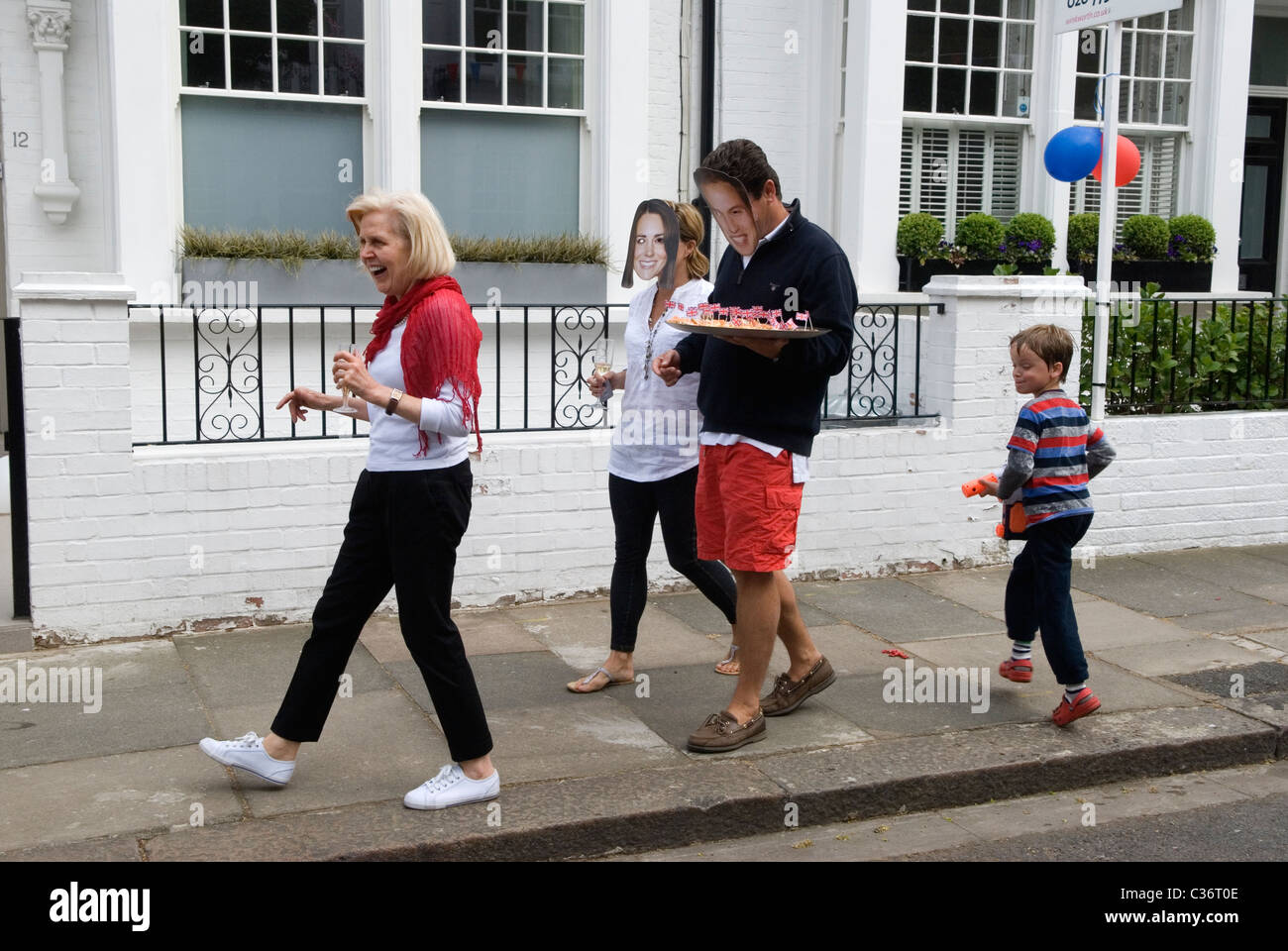 Royal Wedding Street Party. Chelsea Londra. Maschere ricordo Prince William e Catherine. APRILE 29 2011 REGNO UNITO HOMER SYKES Foto Stock