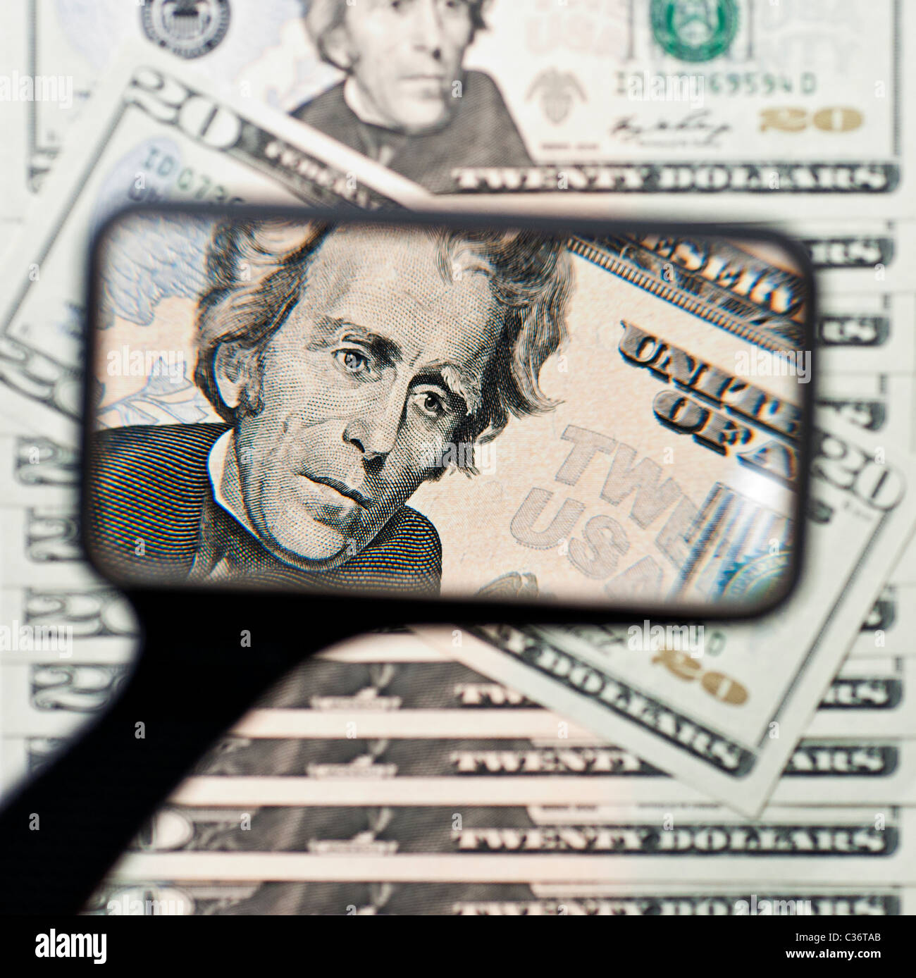 Una lente di ingrandimento è usato per mostrare il ritratto di Andrew Jackson come si vede l'americano su venti dollari. Foto Stock