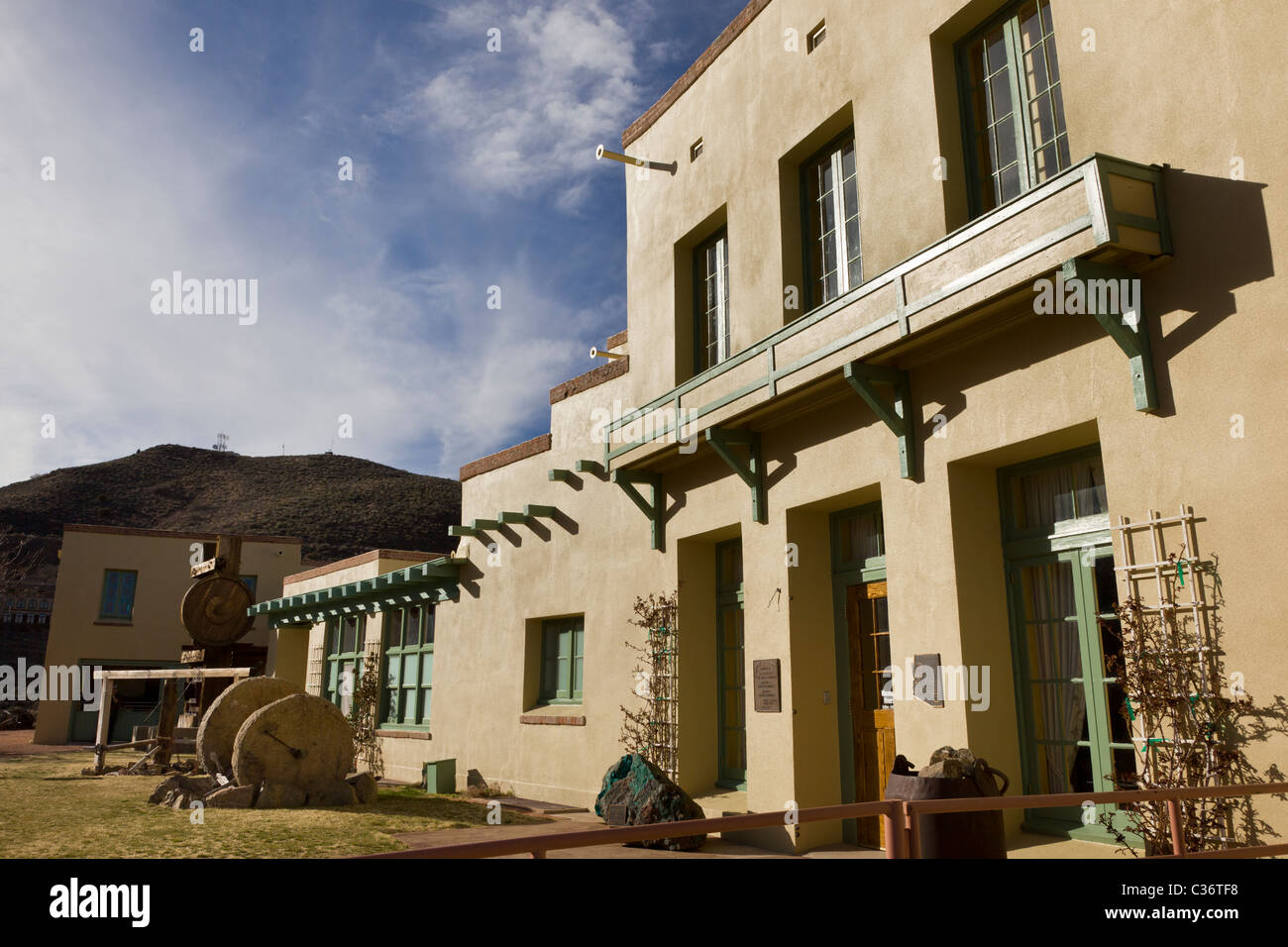 La facciata della restaurata di recente Douglas Mansion a Girolamo State Historic Park, Girolamo, Arizona, Stati Uniti. Foto Stock