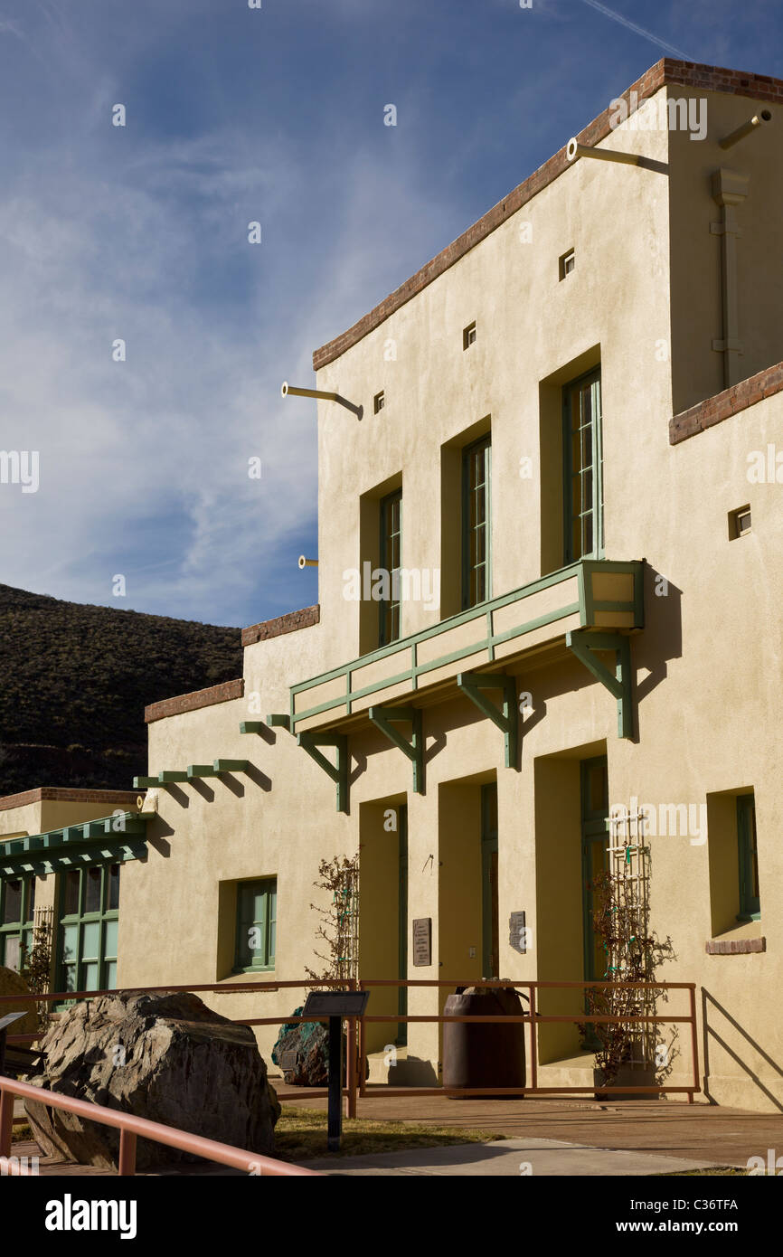 La facciata della restaurata di recente Douglas Mansion a Girolamo State Historic Park, Girolamo, Arizona, Stati Uniti. Foto Stock