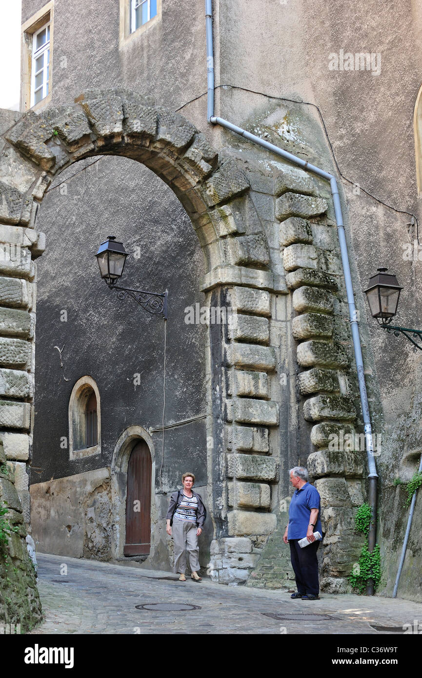 Turisti e old town gate in Rue Grande a Lussemburgo, Granducato del Lussemburgo Foto Stock