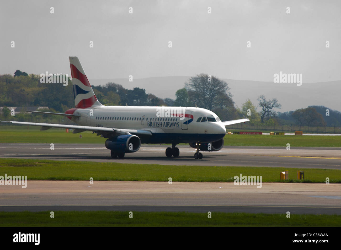 British Airways piano rullaggio lungo la pista in Manchester Airport Terminal 2 Foto Stock