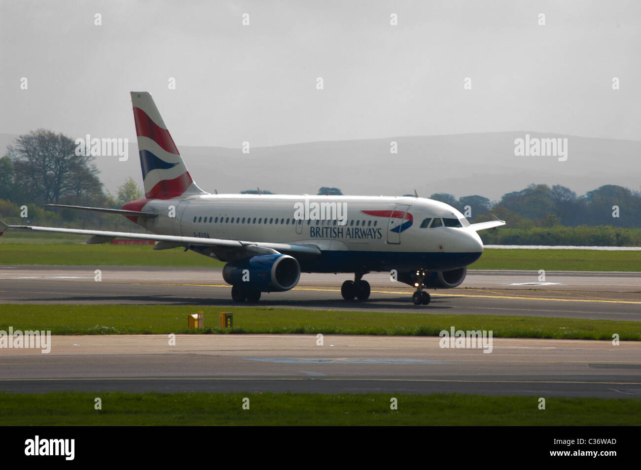 British Airways piano rullaggio lungo la pista in Manchester Airport Terminal 2 Foto Stock