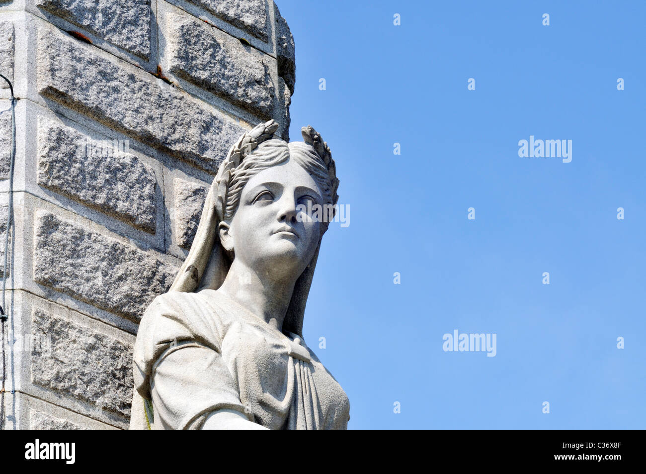 Statua di donna sui padri fondatori monumento situato nel centro storico di Plymouth, MA. Stati Uniti d'America Foto Stock