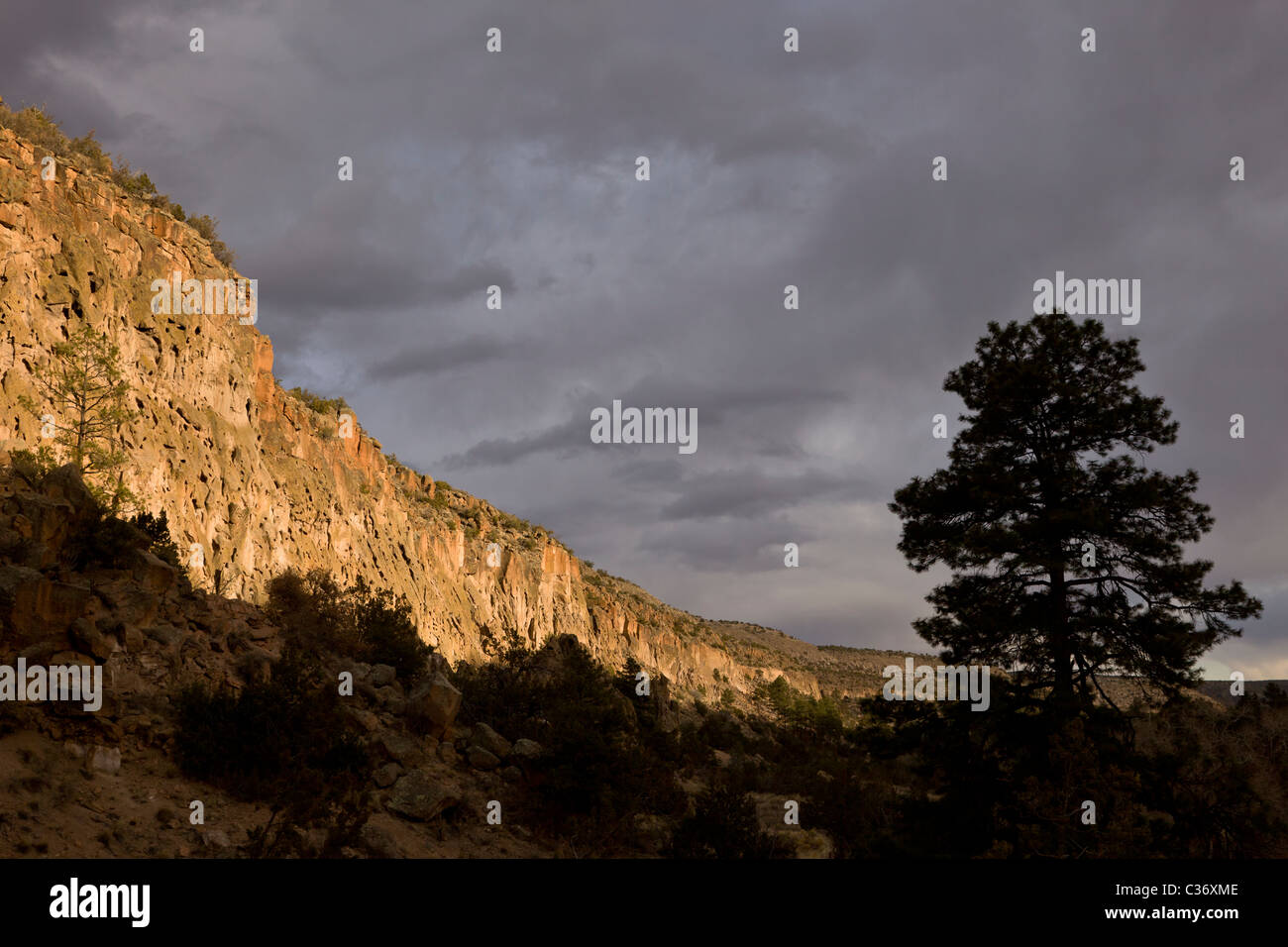 Tramonto a Frijoles Canyon, Bandelier National Monument in New Mexico, negli Stati Uniti. Foto Stock