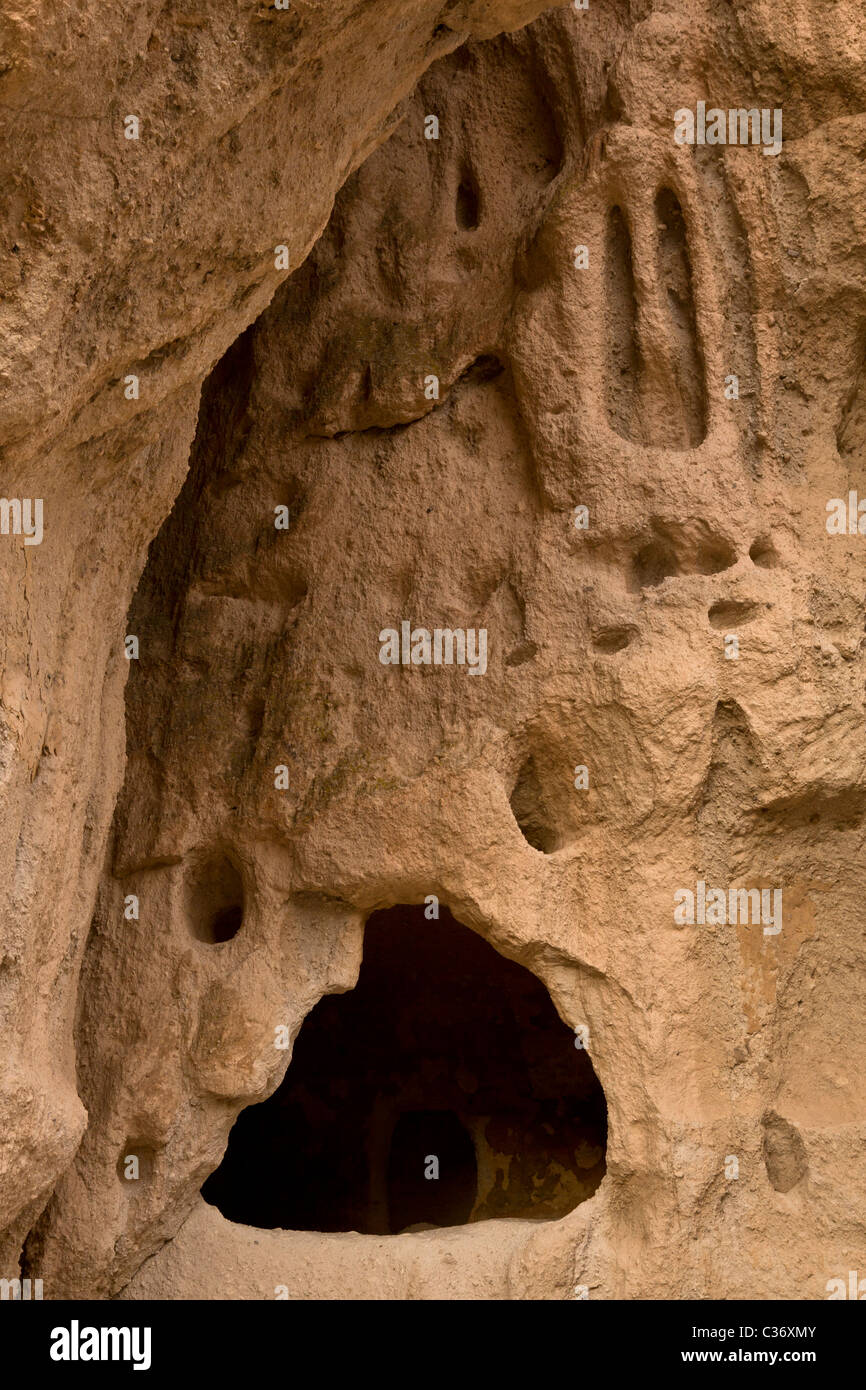 Native American cliff abitazione, casa lunga al Bandelier National Monument in New Mexico, negli Stati Uniti. Foto Stock