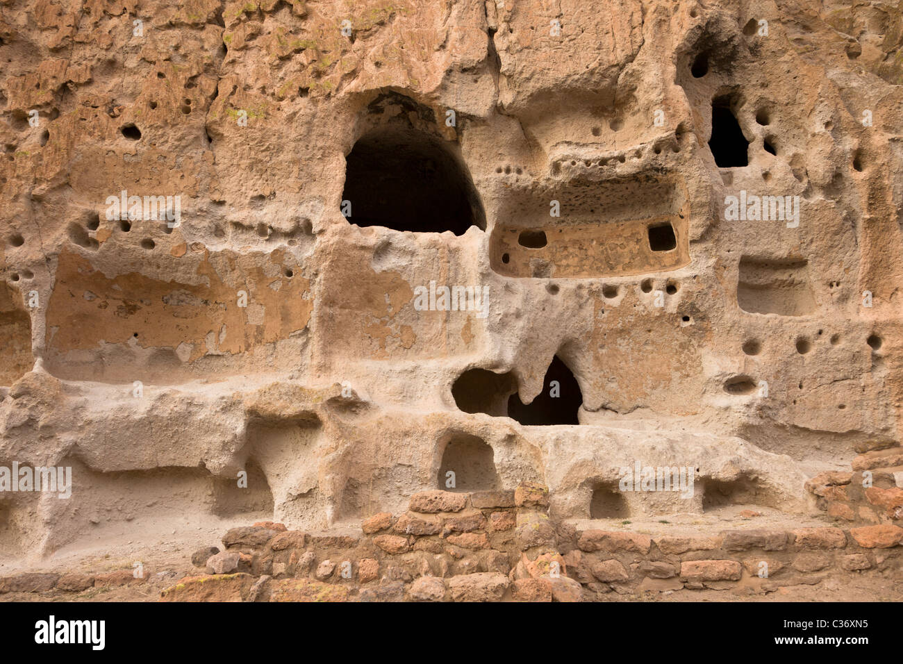 Casa lunga, Nativi Americani cliff abitazione a Bandelier National Monument in New Mexico, negli Stati Uniti. Foto Stock