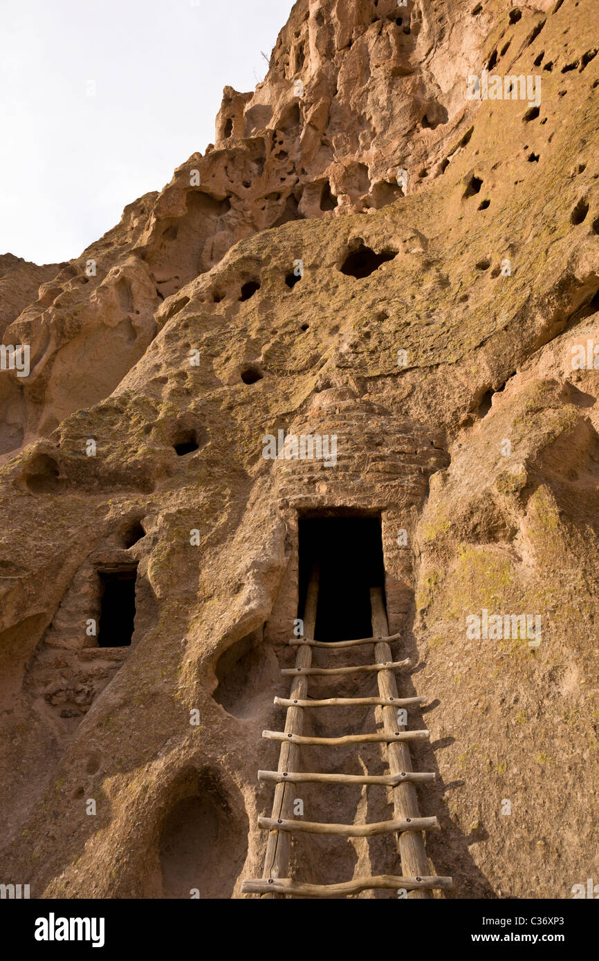 Scaletta in legno che conduce all'astragalo case, Native American cliff abitazione a Bandelier National Monument in New Mexico, negli Stati Uniti. Foto Stock
