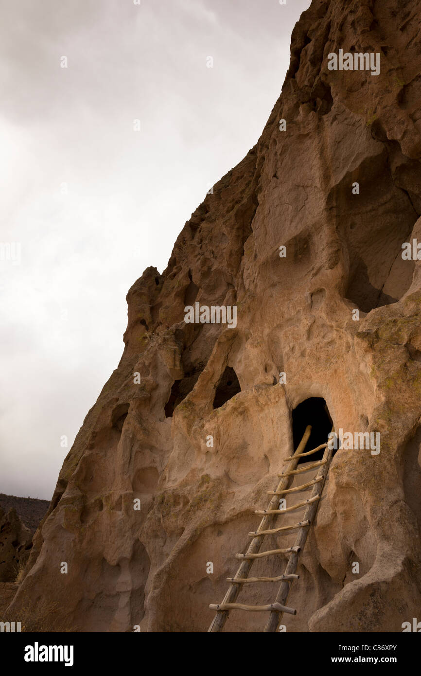 Scaletta in legno che conduce all'astragalo case, Native American cliff abitazione a Bandelier National Monument in New Mexico, negli Stati Uniti. Foto Stock