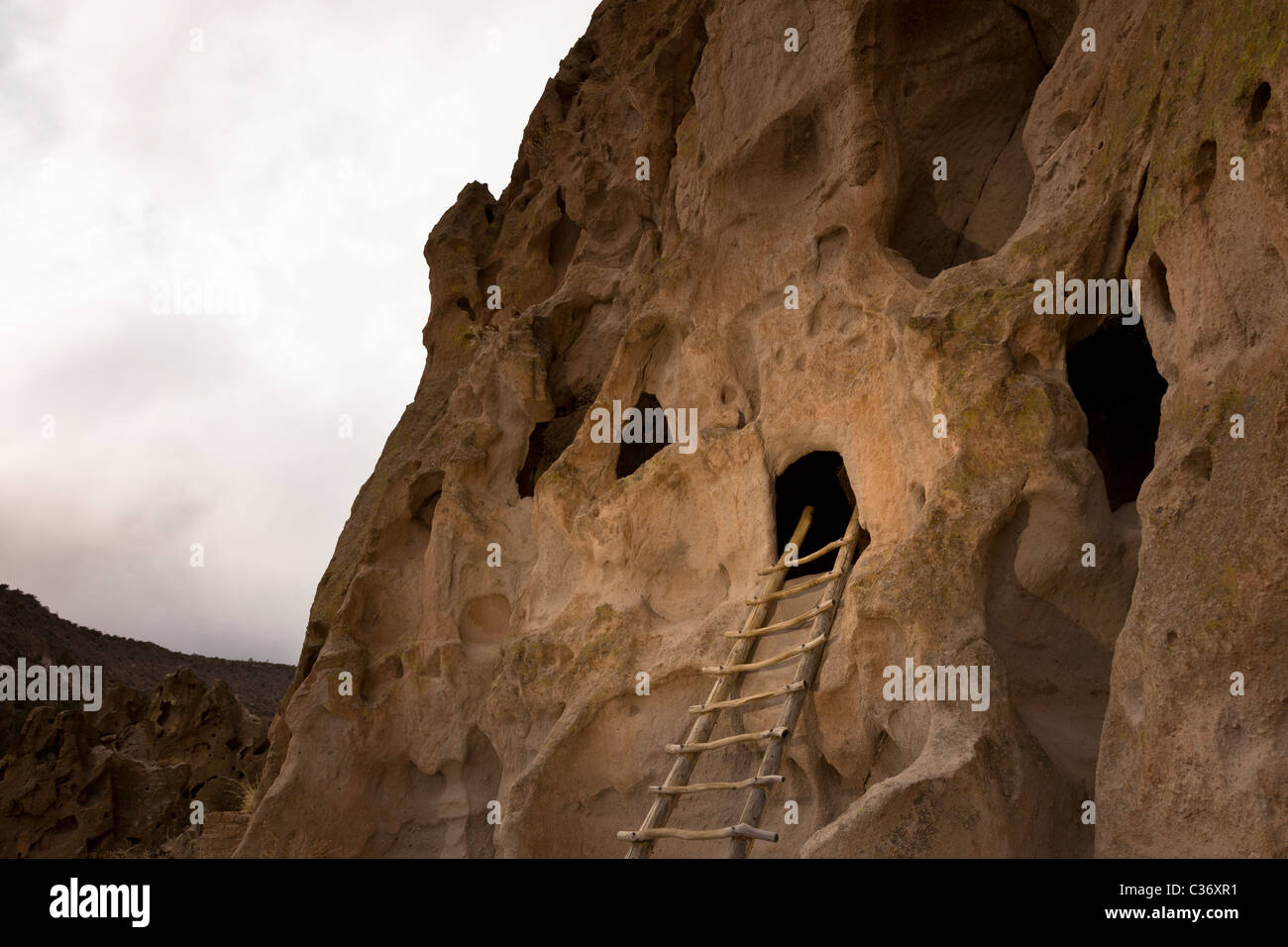 Scaletta in legno che conduce all'astragalo case, Native American cliff abitazione a Bandelier National Monument in New Mexico, negli Stati Uniti. Foto Stock